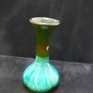 Vintage Blue Mountain Pottery MCM Vas Ikonisk Grön Droppglasyr Kanadensisk Konstfat Lergods Retro Tidigt 70-tal Inredning Ovanlig Ljus Bas Mörk Topp