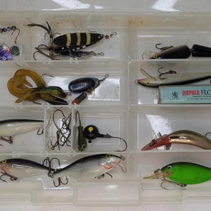 Vintage Fishing Lure Lot  Estate Find Mixed Collection of Retro Lures and Tackle Great for Collectors or Anglers Please refer to pictures