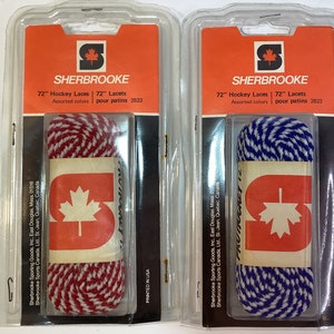Puede incluir: Dos paquetes de cordones de hockey de 72 pulgadas, uno en rojo y blanco y otro en azul y blanco. Los paquetes están etiquetados con "Sherbrooke" y presentan un logotipo de hoja de arce canadiense. El texto en los paquetes dice "72" Hockey Laces | 72" Lacets. Colores surtidos | pour patins 2822."