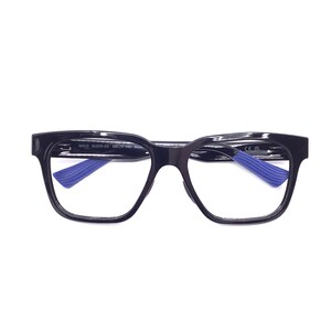 Könnte beinhalten: Schwarze Vollrandbrille mit glänzender Oberfläche und quadratischer Rahmenform. Die inneren Bügelenden weisen eine leuchtend blaue Farbe mit einem texturierten, geriffelten Muster auf. Der Steg ist fest und die klaren Gläser sind im Rahmen.