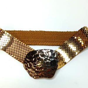 Vintage Gold Stretch Belt with Hammered Buckle – Disco Era Glam