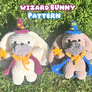 Może przedstawiać: Dwa szydełkowe pluszaki z królikiem czarodziejem. Jeden jest biały z fioletowym kapeluszem i szalikiem, drugi jest brązowy z niebieskim kapeluszem i peleryną. Oba mają gwiezdne różdżki i tekst "WIZARD BUNNY PATTERN".