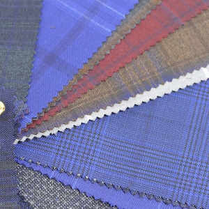 Plus de 25 échantillons de tissu 100 % laine Ariston Napoli, 5 x 7 pouces. Costumes pour hommes, carreaux, collage de tissus années 130, miniatures, linge de poupée.