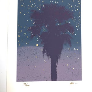 Könnte beinhalten: Ein limitierter Druck einer Palmen-Silhouette vor einem blauen und violetten Himmel mit goldenen Sternen. Der Druck ist nummeriert 92/200 und signiert mit "ML".