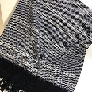 Xale clássico de algodão Ikat rebozo, preto/branco com franja de crochê 28 x 78 pol. Tecido à mão, roupa étnica, roupa exclusiva, cachecol
