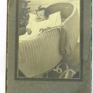 Principios del siglo XX. Bebé en carruaje de mimbre, fotografía en blanco y negro, original, tarjeta de gabinete vintage, marco de exhibición 5,25 x 7,25
