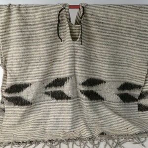 Vintage handgewebte Wolle Fransen Ruana Poncho w / Kapuze - natürliche Farben / Streifen - Schwergewicht,
