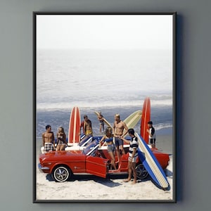 Fotografía de surf vintage / Póster de playa de surfistas costeros / Arte mural de tablas de surf y autos con techo blando de 1967 / Descarga instantánea / Alta resolución 300 ppp