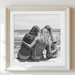 Impresión fotográfica de playa antigua / Junto al mar 1959 / Arte mural costero en blanco y negro / Decoración costera nostálgica / Descarga instantánea 300 ppp