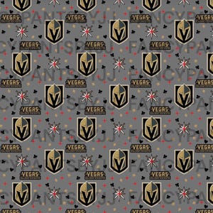 Könnte beinhalten: Ein sich wiederholendes Muster mit dem Logo der Vegas Golden Knights in Gold auf grauem Hintergrund. Das Logo ist von verschiedenen Symbolen umgeben, darunter Herzen, Sterne und Spielkartenmotive.