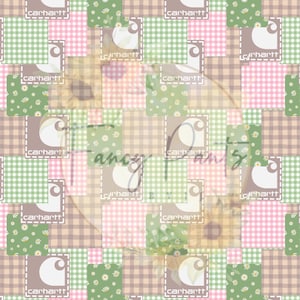 Op de afbeelding: Een patchworkpatroon met vierkanten van roze en groene ruitjes, met madeliefjes gevulde groene vierkanten en bruin geruit. Elk vierkant bevat een wit Carhartt-logo. Het ontwerp heeft een vintage, landelijke uitstraling.