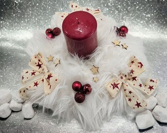 Adventskranz, Tischkranz mit Kunstfell und roter Stumpenkerze, Weihnachten, Winter