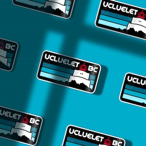 Könnte beinhalten: Ein Satz von fünf Aufklebern mit einem Leuchtturm und dem Text "Ucluelet BC" in Schwarzweiß mit blau-weißen Streifen. Die Aufkleber befinden sich auf einem blauen Hintergrund.