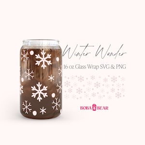 Puede incluir: Un diseño de envoltura de vidrio de 473 ml con un tema de invierno mágico con copos de nieve en rosa y blanco. El diseño es para un vaso o taza. El texto "Winter Wonder" y "BOBA & BEAR" también están incluidos en el diseño.