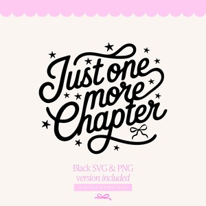 K&ouml;nnte beinhalten: Schwarzer Schriftzug "Just one more chapter" mit Sternen und Schleife auf hellrosa Hintergrund. Der Text darunter lautet "Black SVG & PNG version included" und "DIGITAL DOWNLOAD".