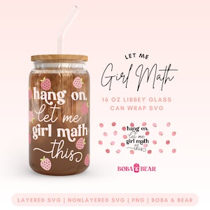 Può includere: Un design SVG per un involucro di lattina di vetro da 473 ml con un motivo di fragole rosa e bianche con il testo "hang on. let me girl math this". Il design è per un involucro di lattina di vetro Libbey da 473 ml. Il testo "Let Me Girl Math" è incluso anche nel design.
