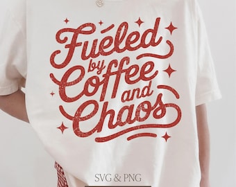 Angetrieben durch Kaffee und Chaos SVG, Kaffee Zitat Png Shirt Design, Schnittdatei