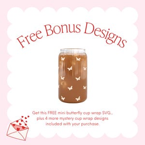 Puede incluir: Un vaso transparente lleno de l&iacute;quido marr&oacute;n, adornado con calcoman&iacute;as de mariposas blancas. Las palabras "Free Bonus Designs" est&aacute;n escritas en rojo en la parte superior. La imagen tambi&eacute;n incluye texto sobre un SVG de envoltura de taza de mariposa gratis.