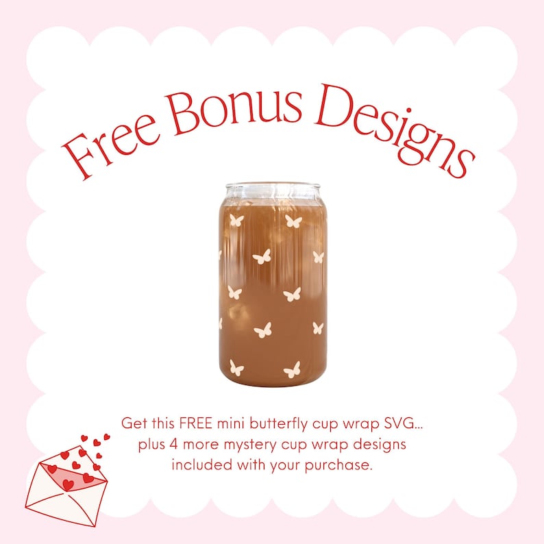 Puede incluir: Un vaso transparente lleno de l&iacute;quido marr&oacute;n, adornado con calcoman&iacute;as de mariposas blancas. Las palabras "Free Bonus Designs" est&aacute;n escritas en rojo en la parte superior. La imagen tambi&eacute;n incluye texto sobre un SVG de envoltura de taza de mariposa gratis.