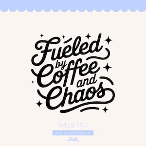 Può includere: Un design digitale con la frase "Fueled by Coffee and Chaos" in nero. Il design include stelle e il testo "SVG & PNG" e "DIGITAL DOWNLOAD" in un rettangolo azzurro.
