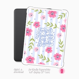 Könnte beinhalten: Eine Kindle Paperwhite Hülle mit floralem Design. Die Hülle zeigt rosa Blüten, grüne Blätter und den Text "Forget Flowers buy me Books" auf einem hellblau gestreiften Hintergrund. Für ein 6,8-Zoll-Display.