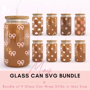 Puede incluir: Un conjunto de nueve diseños SVG para envolver latas de vidrio de 473 ml. Los diseños presentan varios patrones, incluyendo lazos, nubes, estrellas, fresas, conchas marinas, caras sonrientes, flores, mariposas y signos más. Los diseños son en rosa y blanco sobre un fondo marrón.
