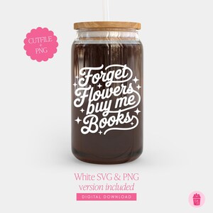Puede incluir: Un vaso de vidrio transparente con tapa de madera y pajita. El vaso est&aacute; lleno de un l&iacute;quido oscuro y presenta el texto blanco "Forget Flowers buy me Books". Un gr&aacute;fico rosa con el texto "CUTFILE + PNG" est&aacute; a la izquierda.
