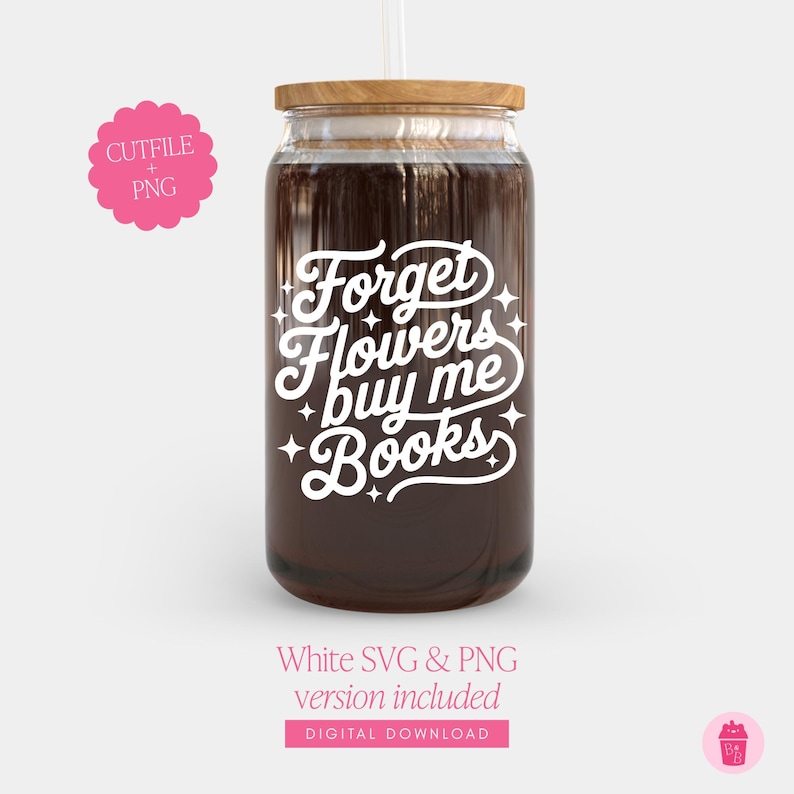 Puede incluir: Un vaso de vidrio transparente con tapa de madera y pajita. El vaso est&aacute; lleno de un l&iacute;quido oscuro y presenta el texto blanco "Forget Flowers buy me Books". Un gr&aacute;fico rosa con el texto "CUTFILE + PNG" est&aacute; a la izquierda.