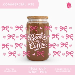 Puede incluir: Una taza de vidrio con tapa de madera, llena de un líquido marrón, y las palabras "Books and Coffee" en una fuente decorativa. La taza está rodeada de lazos y corazones rosas. La imagen también incluye el texto "16oz Cup Wrap PNG".