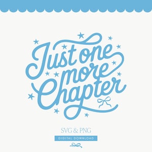 Pode incluir: Gráfico azul claro com as palavras "Just one more chapter" em itálico, rodeado por estrelas. O texto "SVG & PNG" e "DOWNLOAD DIGITAL" estão abaixo, com um pequeno laço.