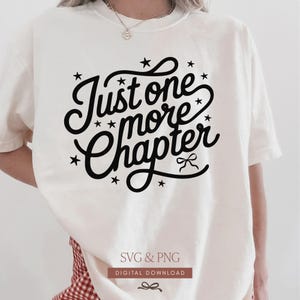 K&ouml;nnte beinhalten: Cremefarbenes T-Shirt mit dem schwarzen Schriftzug "Just one more chapter" in dekorativer Schrift, umgeben von Sternen. Das Shirt zeigt auch den Text "SVG & PNG" und "DIGITAL DOWNLOAD" in einem rechteckigen Feld.
