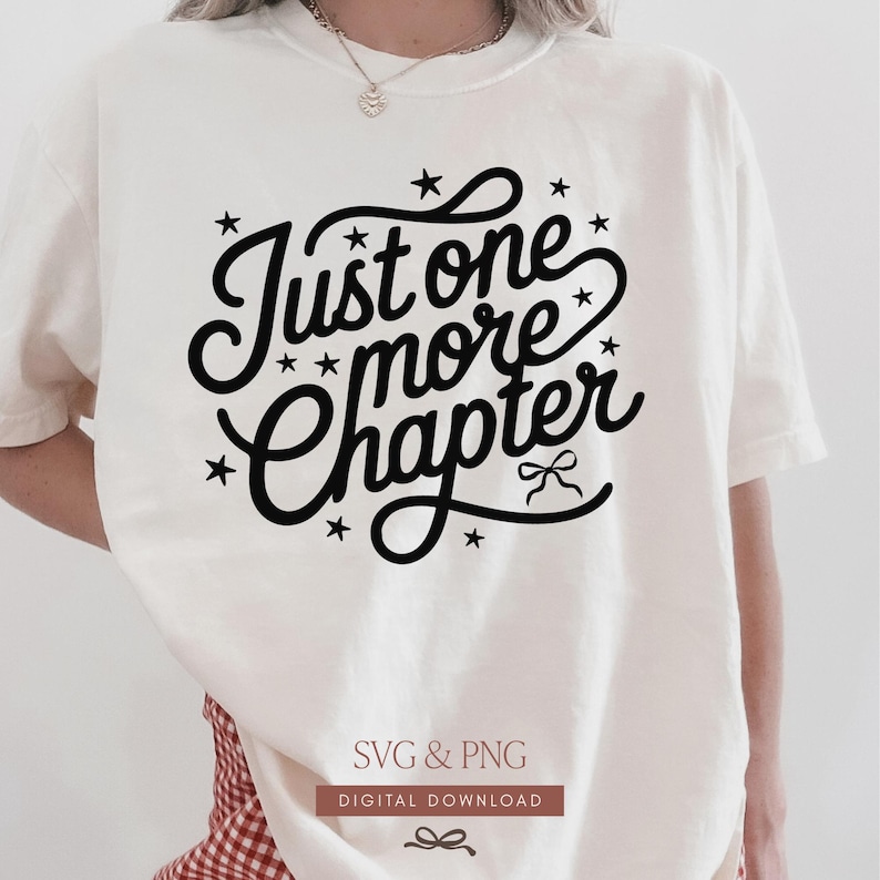 K&ouml;nnte beinhalten: Cremefarbenes T-Shirt mit dem schwarzen Schriftzug "Just one more chapter" in dekorativer Schrift, umgeben von Sternen. Das Shirt zeigt auch den Text "SVG & PNG" und "DIGITAL DOWNLOAD" in einem rechteckigen Feld.