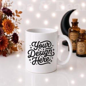 Peut inclure: Un mug en céramique blanche avec le texte noir Your Design Here écrit dans une police cursive stylisée, agrémenté de petites icônes en forme d'étoile. Le mug possède une anse standard et une finition lisse, servant de modèle vierge.