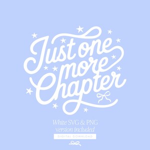 K&ouml;nnte beinhalten: Hellblauer Hintergrund mit wei&szlig;em Schreibschrifttext "Just one more chapter". Kleine wei&szlig;e Sterne und eine Schleife verzieren den Text. Die Worte "White SVG & PNG version included" stehen darunter.