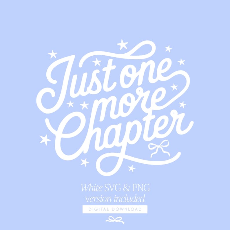K&ouml;nnte beinhalten: Hellblauer Hintergrund mit wei&szlig;em Schreibschrifttext "Just one more chapter". Kleine wei&szlig;e Sterne und eine Schleife verzieren den Text. Die Worte "White SVG & PNG version included" stehen darunter.