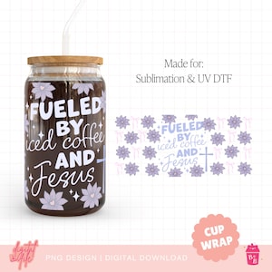 Könnte beinhalten: Ein digitales Design für einen Sublimations- oder UV-DTF-Becherüberzug mit einem lila und weißen Blumenmuster mit dem Text "Fueled by iced coffee and Jesus".