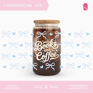 Puede incluir: Un tarro de cristal con tapa de madera, lleno de un líquido oscuro, posiblemente café. El tarro tiene las palabras "Books and Coffee" en escritura blanca. El fondo presenta lazos y corazones de color azul claro.