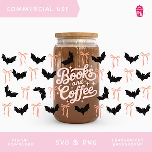 Puede incluir: Un tarro de cristal lleno de un líquido marrón, con el texto "Books and Coffee" en escritura rosa. El tarro está adornado con siluetas de murciélagos negros y lazos rosas. También se ven las palabras "Commercial Use", "Digital Download", "SVG & PNG" y "Transparent Background".