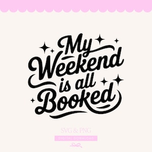 Puede incluir: Diseño digital con la frase "My Weekend is all Booked" en negro sobre un fondo rosa claro, con estrellas decorativas. Debajo, texto más pequeño indica "SVG & PNG" y "DESCARGA DIGITAL".