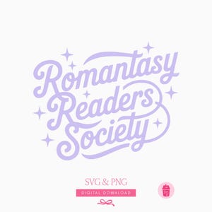Könnte beinhalten: Hellviolette Grafik mit den Worten "Romantasy Readers Society" in einer Schreibschrift, umgeben von Sternen. Darunter befindet sich ein rosa Banner mit der Aufschrift "SVG & PNG" und "DIGITALER DOWNLOAD".