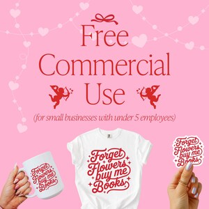 Puede incluir: Fondo rosa con el texto "Free Commercial Use" y "Forget Flowers Buy Me Books" en una camiseta blanca, una taza y una pegatina. El dise&ntilde;o incluye ilustraciones de Cupido y decoraciones de corazones.