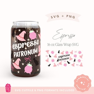 Pode incluir: Um copo de vidro transparente em forma de lata com as palavras "espresso PATRONUM" em branco. O copo é decorado com chapéus de bruxa rosa, caldeirões, gatos pretos e estrelas. O design é para um embrulho de vidro de 473 ml.