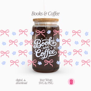 Puede incluir: Un vaso de vidrio transparente con tapa de madera y pajita, lleno de un líquido oscuro. Las palabras "Books and Coffee" se muestran en escritura blanca. Lazos rosas y flores azules decoran el vaso. El vaso es un envoltorio de 473 ml.