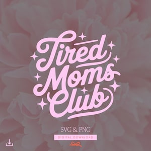 Può includere: Design grafico rosa con la scritta "Tired Moms Club" in corsivo, circondata da stelle, su uno sfondo floreale sfocato. Include le parole "SVG & PNG" e "DIGITAL DOWNLOAD".