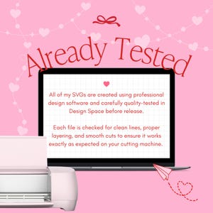 Puede incluir: Un fondo rosa con el texto "Already Tested" en rojo. Un port&aacute;til muestra texto sobre SVGs probados en Design Space. Una m&aacute;quina de corte blanca en primer plano, con un avi&oacute;n de papel y un dise&ntilde;o de coraz&oacute;n.