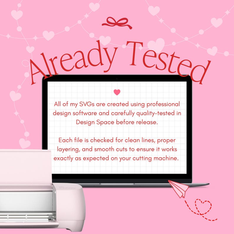 Puede incluir: Un fondo rosa con el texto "Already Tested" en rojo. Un port&aacute;til muestra texto sobre SVGs probados en Design Space. Una m&aacute;quina de corte blanca en primer plano, con un avi&oacute;n de papel y un dise&ntilde;o de coraz&oacute;n.