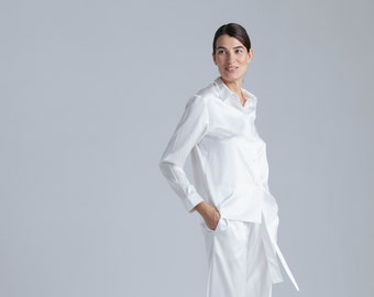 Ensemble élégant en soie, pyjama pour soirée nuptiale et mariage, Ensemble luxueux en soie de mûrier pour femme moderne, Ensemble boutonné classique en soie « Tyche »