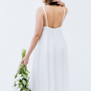 Maxi robe 100 % soie de mûrier Aphrodite , robe de mariée romantique en satin blanc à bretelles fines, robe de soirée exotique en soie image 6
