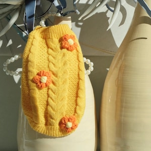 Stickad hundtröja: Gula husdjurskläder med orange blommor