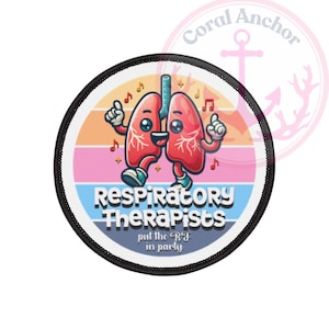 Puede incluir: Un parche redondo blanco con borde negro presenta una ilustración de dibujos animados de un par de pulmones rojos bailando. Los pulmones tienen caras sonrientes y llevan zapatos. El texto "Respiratory Therapists put the R&B in party" está escrito en un círculo azul debajo de los pulmones.